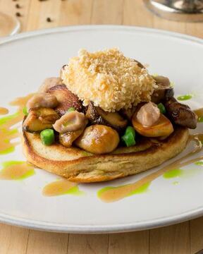 Панкейк с грибами, хересным муссом, жареным тофу и маслом из трав