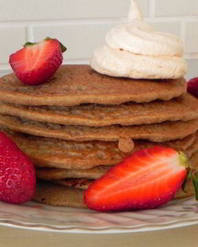 Пшенные блинчики с клубникой