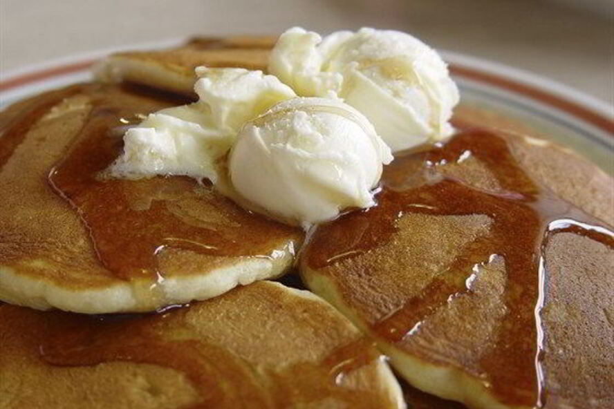 Рецепт сметанные блины с кленовым сиропом