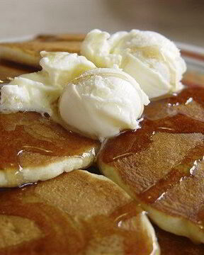 Сметанные блины с кленовым сиропом