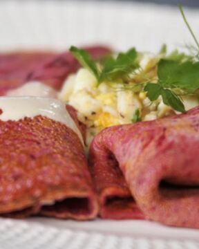 Свекольные блины с копченым судаком