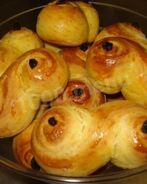 Булочки плюшки с творогом с изюмом