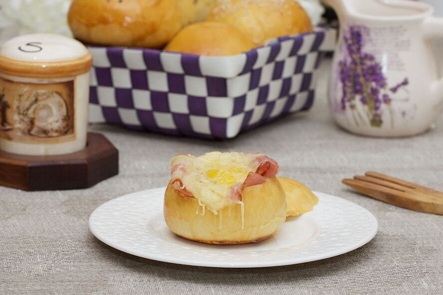 Рецепт булочки с беконом и яйцом