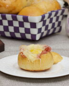 Булочки с беконом и яйцом