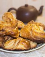 Булочки с сахаром из дрожжевого теста с корицей