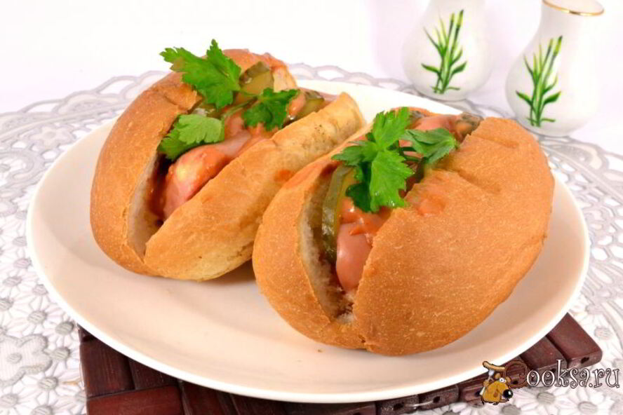 Рецепт булочки с сардельками и сыром в микроволновке