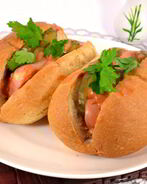 Булочки с сардельками и сыром в микроволновке