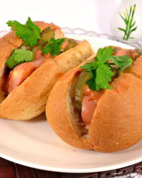 Булочки с сардельками и сыром в микроволновке