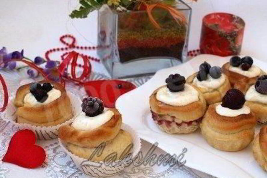 Рецепт булочки с ягодами и творожной начинкой
