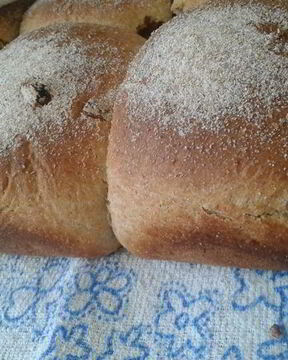 Булочки-саечки цельнозерновые с изюмом