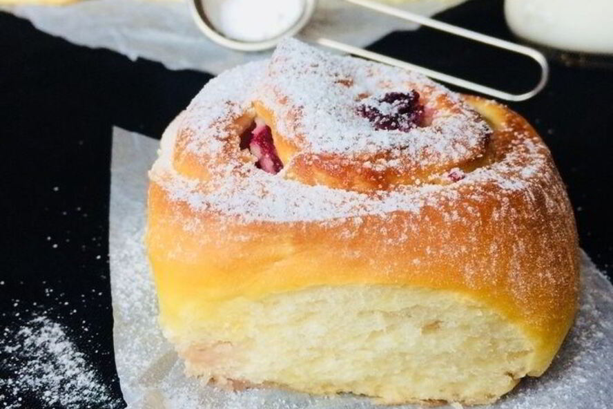 Рецепт булочек со сливочныма сырома и вишнея