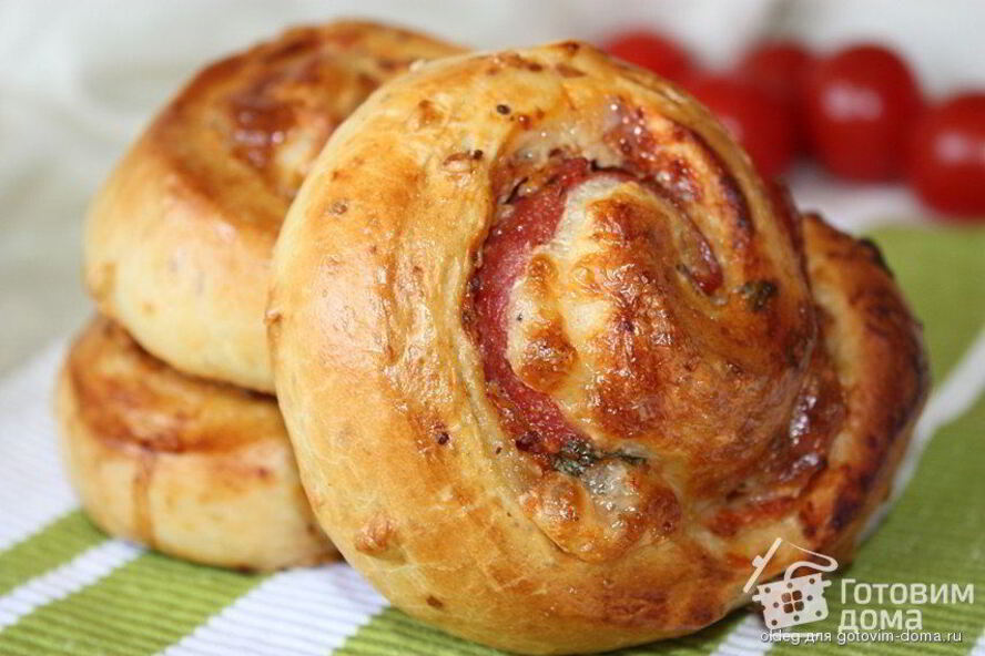 Рецепт булочки-улитки с салями и моцареллой