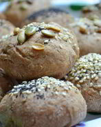 Хлебные булочки с маком, кунжутом и семечками