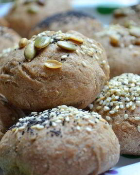 Хлебные булочки с маком, кунжутом и семечками