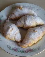 Круассаны с финиками и медом