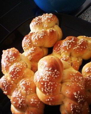 Плетеные булочки с кунжутом