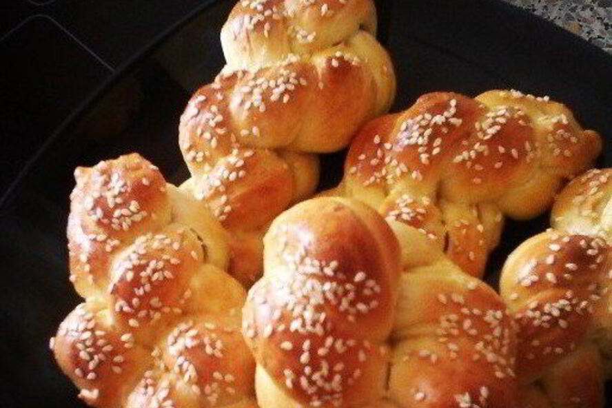 Рецепт плетеные булочки с кунжутом