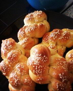 Плетеные булочки с кунжутом