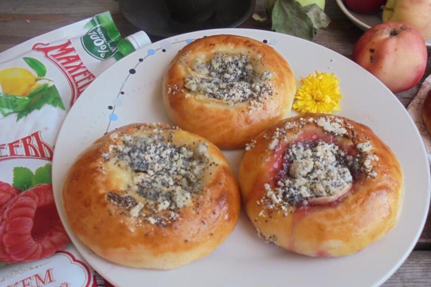 Рецепт плюшки с джемом махеев под маковой посыпкой