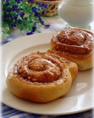 Плюшки с корицей, орехами и белым шоколадом