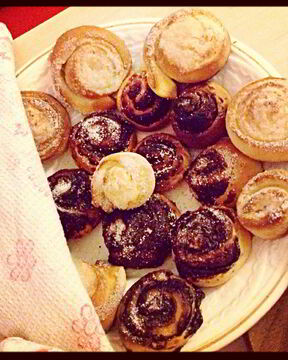 Сладкие сдобные булочки с шоколадной пастой