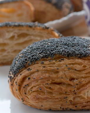 Слоеные булочки с маком