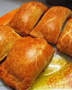 Ватрушка из слоеного теста с творогом