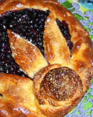 Ватрушка с козьим творогом и черникой