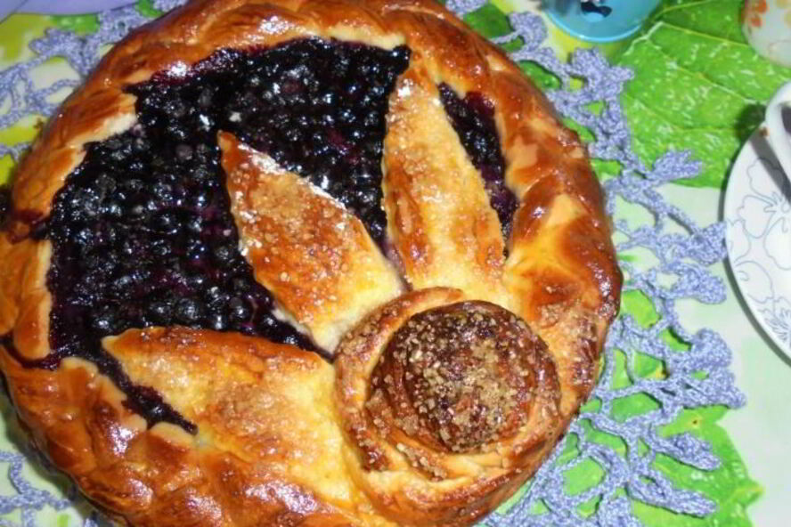 Рецепт ватрушка с козьим творогом и черникой