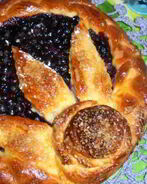 Ватрушка с козьим творогом и черникой