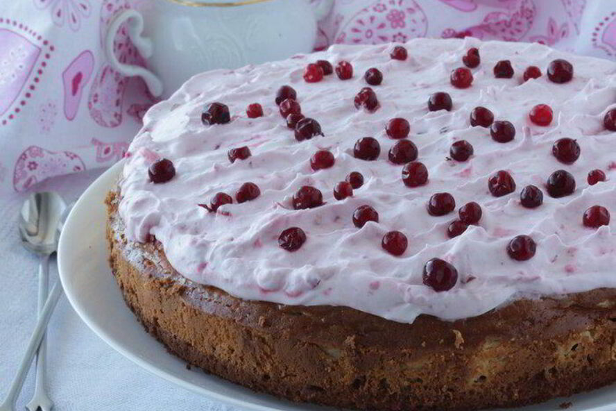 Рецепт брауни с чизкейком, взбитыми сливками и ягодой