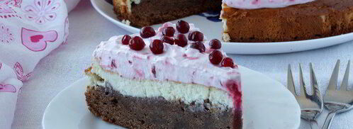 брауни с чизкейком, взбитыми сливками и ягодой. Шаг 12