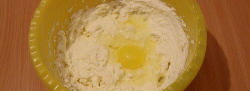 брауни с чизкейком, взбитыми сливками и ягодой. Шаг 6