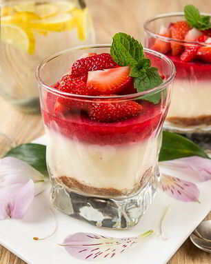 Чизкейк в стакане с клубникой