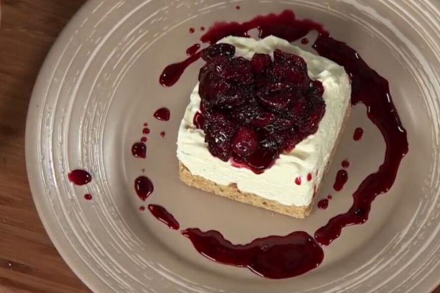 Рецепт домашний чизкейк с соусом фламбе из вишни
