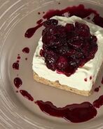 Домашний чизкейк с соусом фламбе из вишни