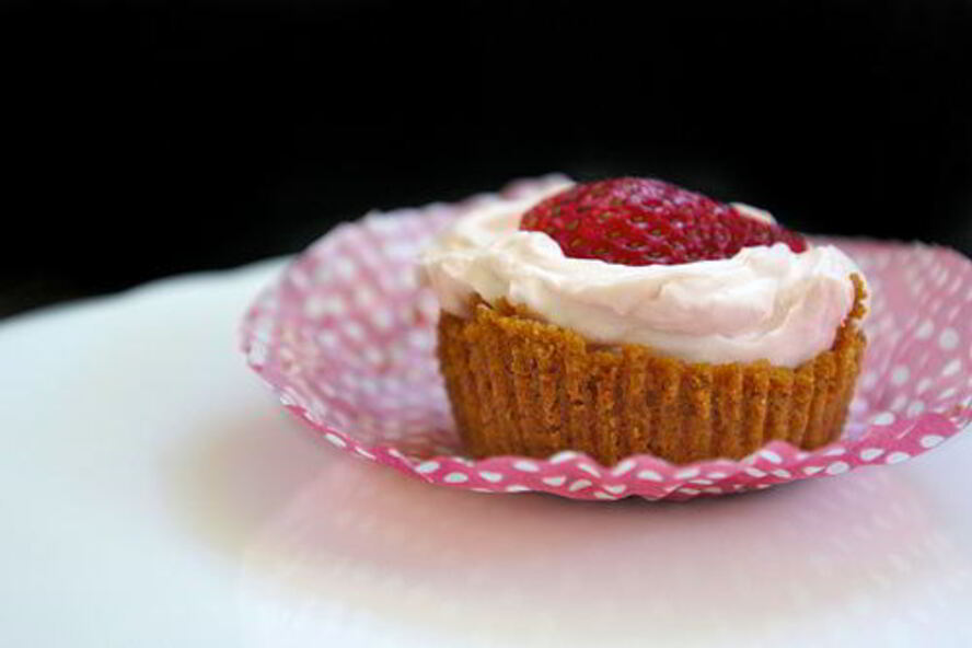 Рецепт мини-чизкейки с крекером и клубникой