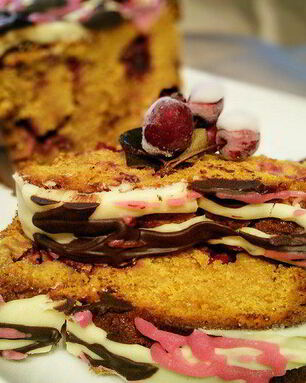 Карамельный кекс с вишней