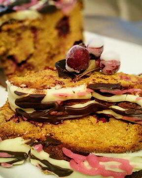 Карамельный кекс с вишней