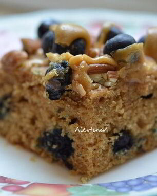 Кекс с ягодой и карамельной глазурью