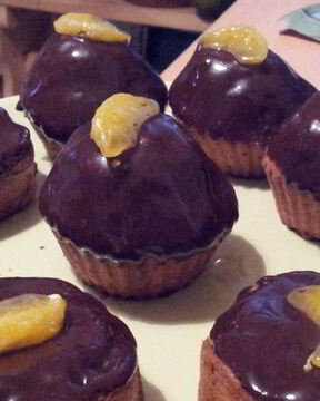 Мандариновые кексы с шоколадной глазурью