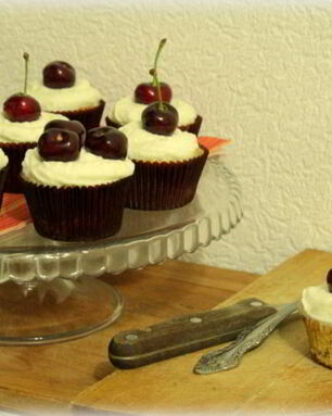 Орехово-шоколадные кексы с черешней