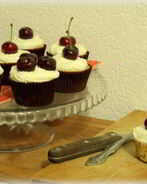 Орехово-шоколадные кексы с черешней