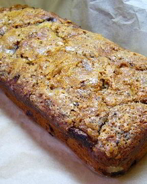 Постный кекс с бананами, шоколадом и кленовым сиропом