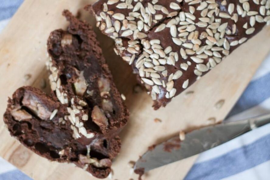Рецепт шоколадный кекс с бананами и подсолнечными семечками