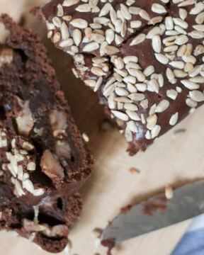Шоколадный кекс с бананами и подсолнечными семечками