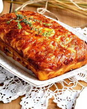 Закусочный кекс с вялеными томатами, мясным ассорти, моцареллой и тимьяном