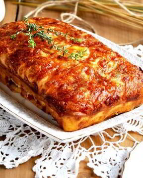 Закусочный кекс с вялеными томатами, мясным ассорти, моцареллой и тимьяном