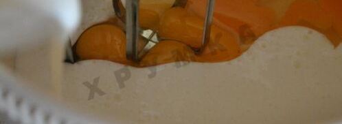 закусочный кекс с вялеными томатами, мясным ассорти, моцареллой и тимьяном. Шаг 3