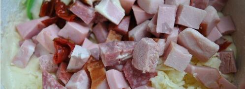 закусочный кекс с вялеными томатами, мясным ассорти, моцареллой и тимьяном. Шаг 5